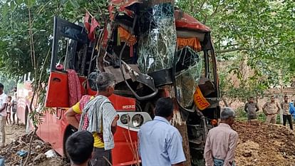 private bus going from Shamli to Lakhimpur collided with tree 40 people injured