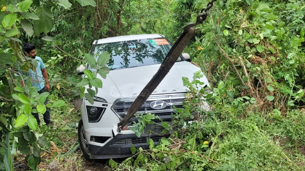 Puranpur chairman car overturned on Tanakpur highway in Pilibhit