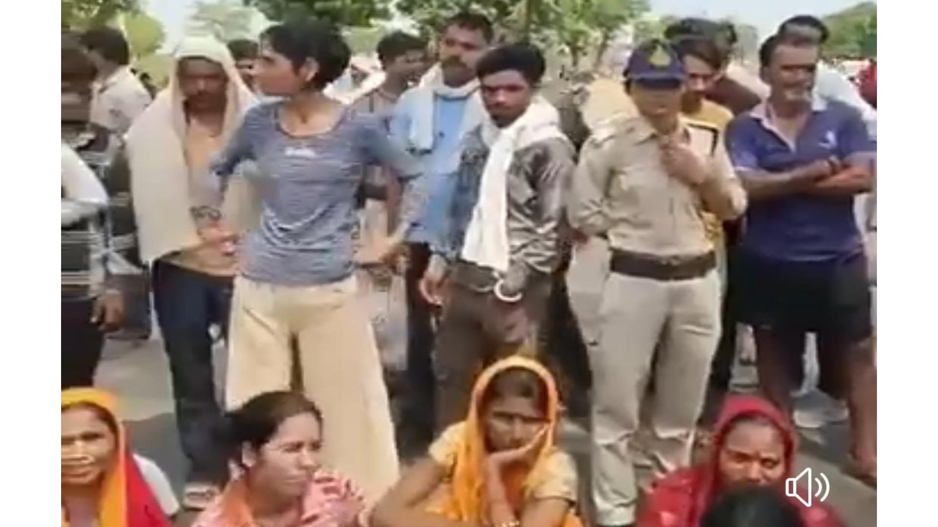 छतरपुर में चक्काजाम करते लोग
