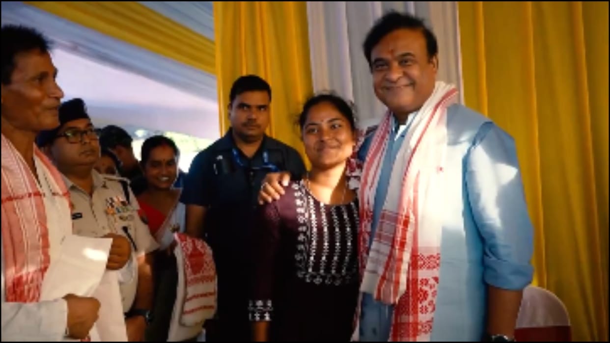Assam woman running tea stall with remuneration from Bihu performance has CM as customer news in hindi