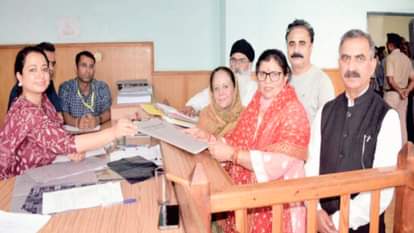 देहरा में कमलेश ने दाखिल किया नामांकन। साथ में मौजदू सीएम सुक्खू, प्रतिभा और डॉ. राजेश।