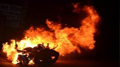 फिरोजाबाद बवाल: बंदी मौत मामले में पोस्टमार्टम रिपोर्ट से नया मोड़, उलझी गुत्थी; पुलिस-जेल अधीक्षक आमने-सामने Firozabad riots prisoner died due to beating in Firozabad, 14 injury marks were found on his body