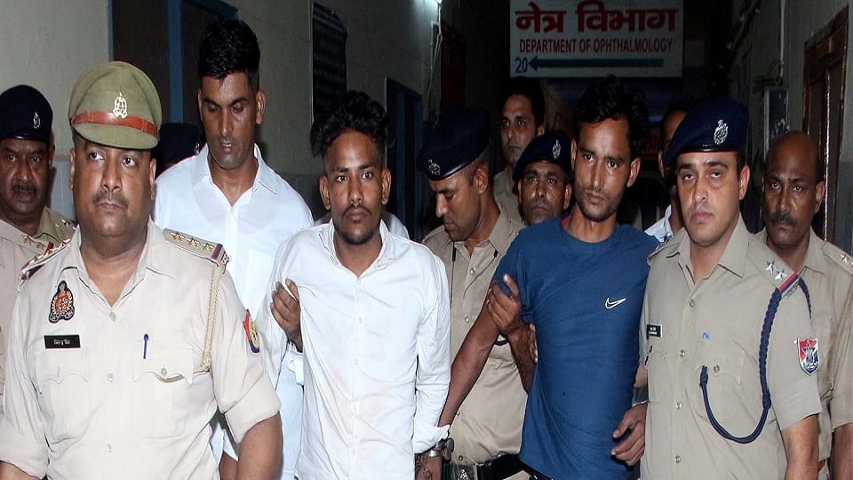 Two criminals arrested for looting the train
