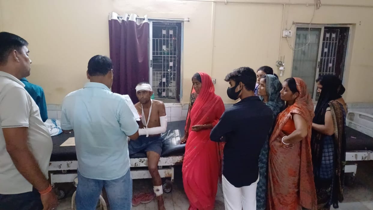 Gopalganj News: a youth was tied to a pole and brutally beaten up over a minor dispute, admitted to hospital