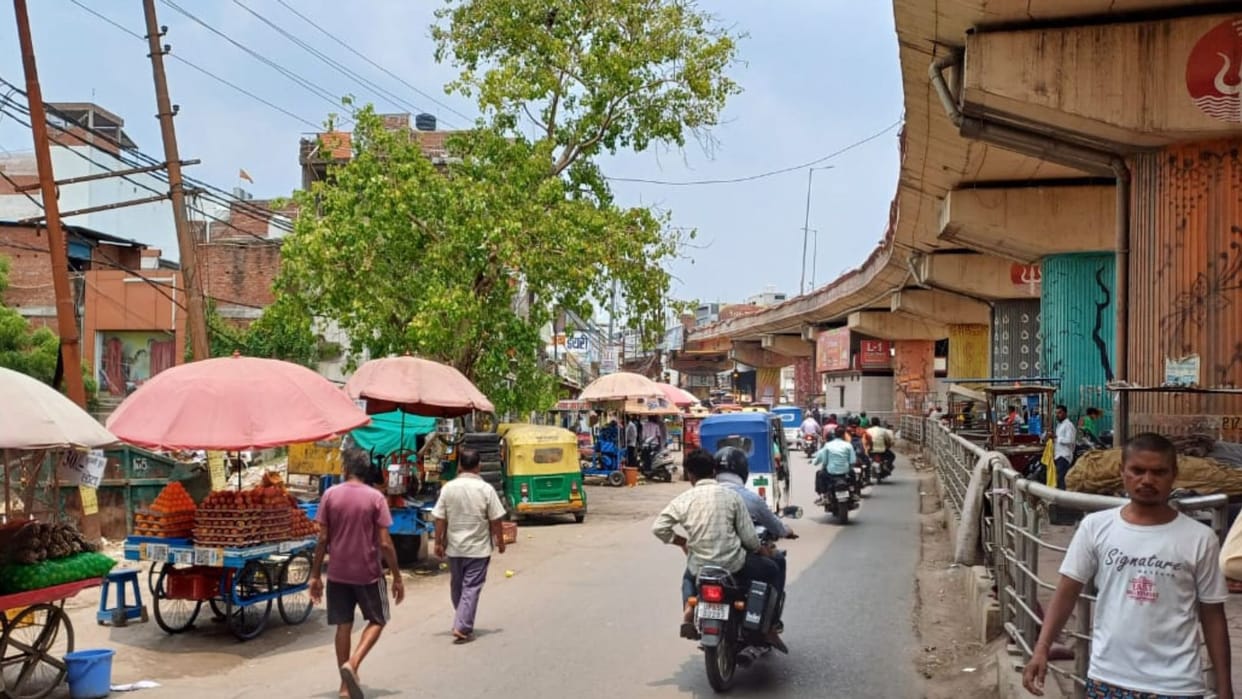 Some roads empty some shops decorated again in varanasi Police patrolling after encroachment removal campaign