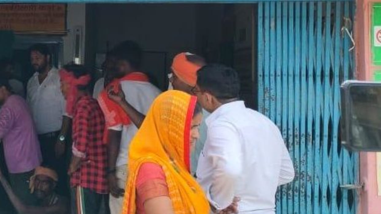 A husband died due to electric shock during paddy transplantation in Maharajganj