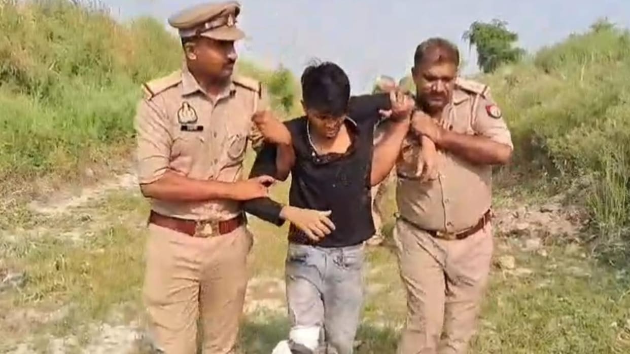 Encounter in Azamgarh second day Accused of bank robbery injured and arrested another absconding