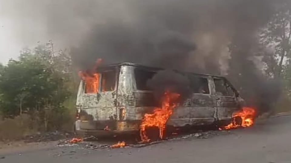 Sambhal: moving mini bus turned into ball fire, 9 people including 6 students jumped out saved their lives
