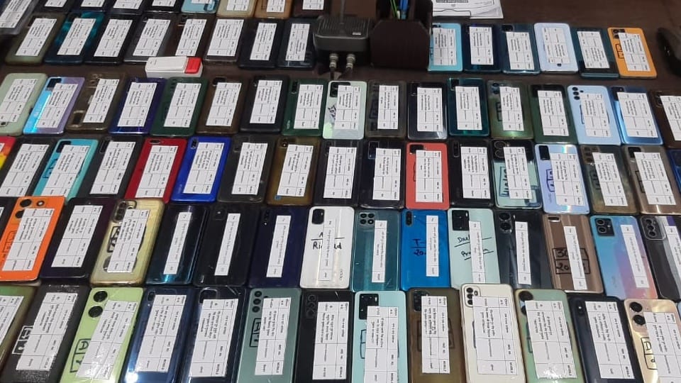 Moradabad: Police recovered 201 mobiles worth 40 lakhs, people were delighted they found their lost mobiles