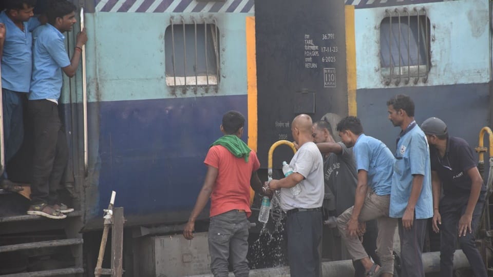 Railway News: Six trains including Rajdhani were late, four passed through Chandausi
