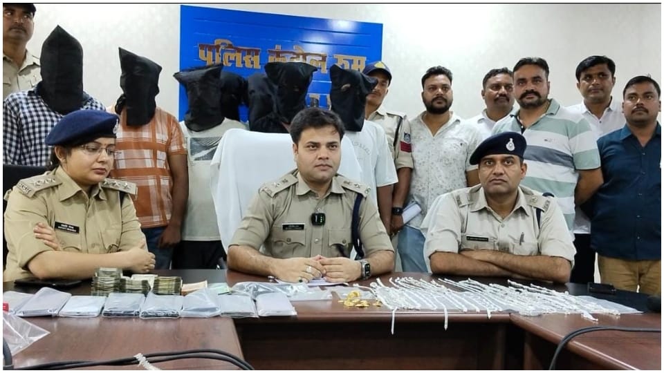 MP Crime: Jewelery and cash worth Rs 10 lakh were looted at gunpoint police arrested seven accused