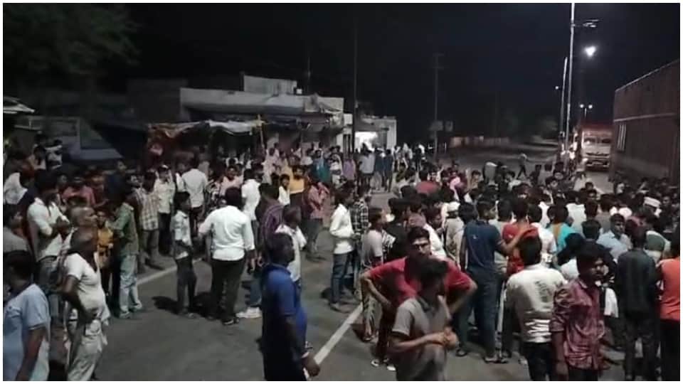 हंगामा करते लोग और गो सेवक।