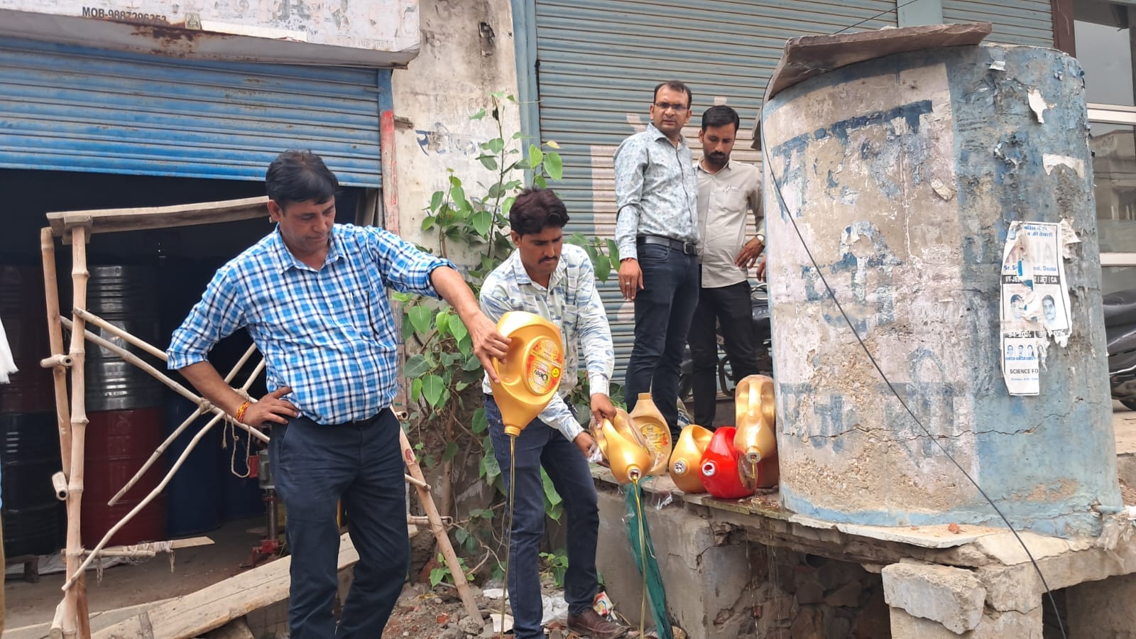 नाली में गिराया मिलावटी तेल और घी।