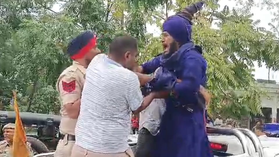 Dispute between Nihangs and police over closure of liquor shop in Jalandhar