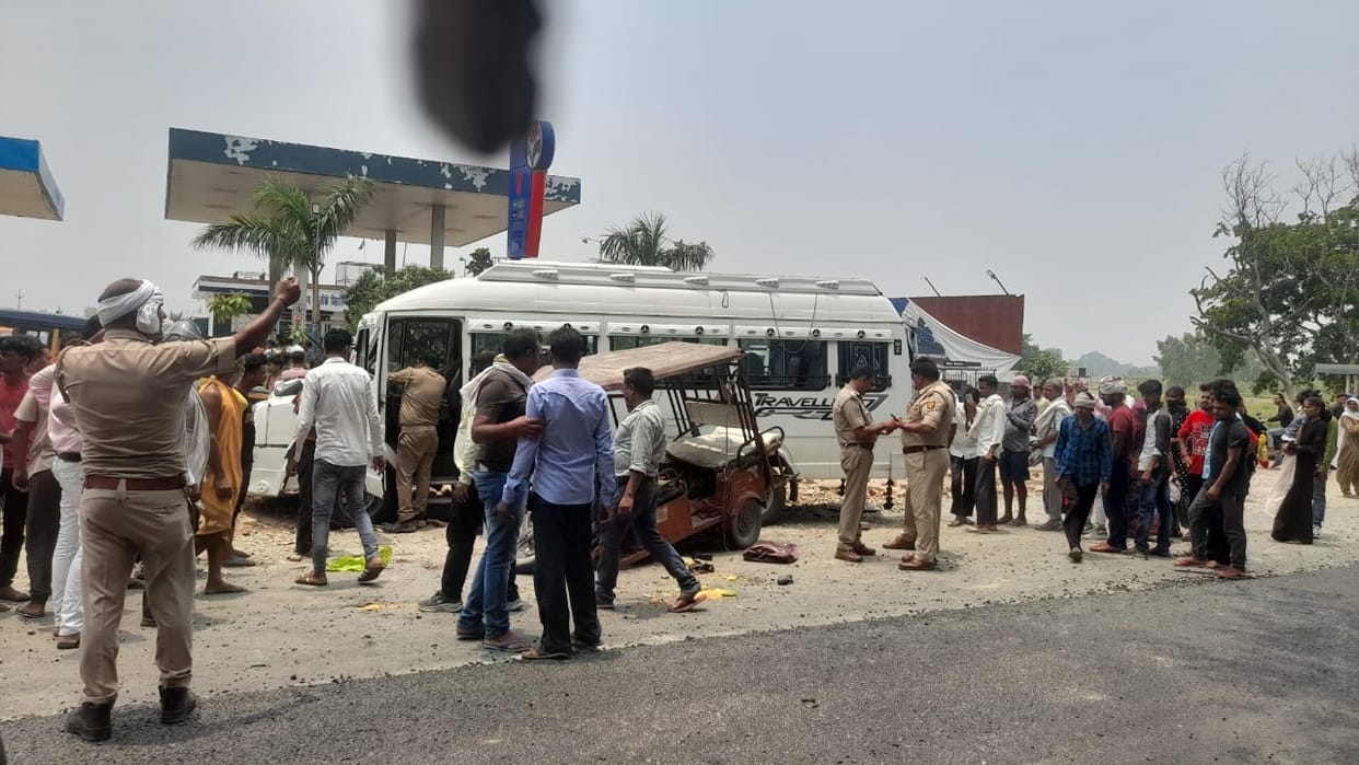 two people died as e-rickshaw overturned after collision with tourist bus in bareilly