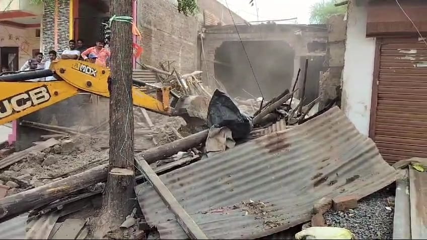 Ujjain: Bulldozer ran on the house of those who gang-raped a tribal woman, police force deployed