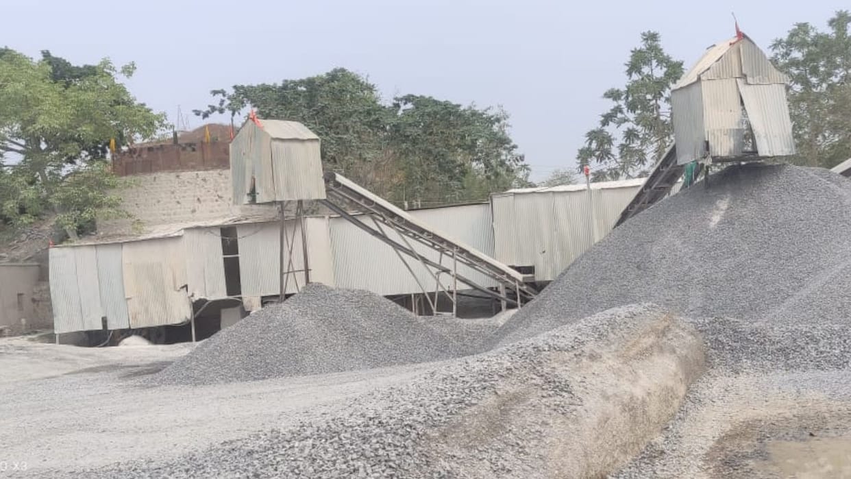 Mechanic dies after getting stuck crusher plant in sonbhadra family members uproar report filed