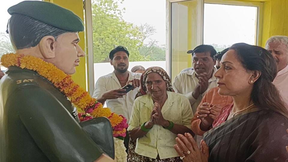 MP Hema Malini paid floral tribute to martyr statue in mathura