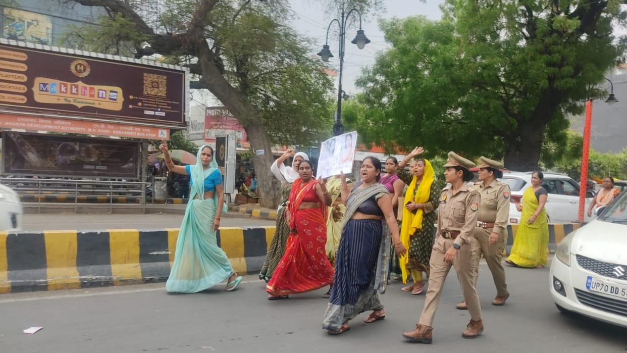 Protest against murder of woman, attempt to block Subhash intersection
