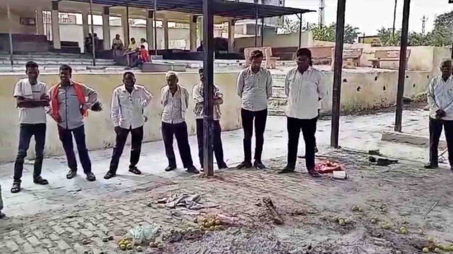 श्मशानघाट में पहुंचे परिजन।