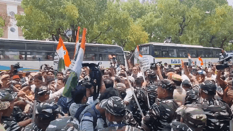 Delhi Police Registered A Case Against 17 People Including Two Women Nsui Workers – Amar Ujala Hindi News Live