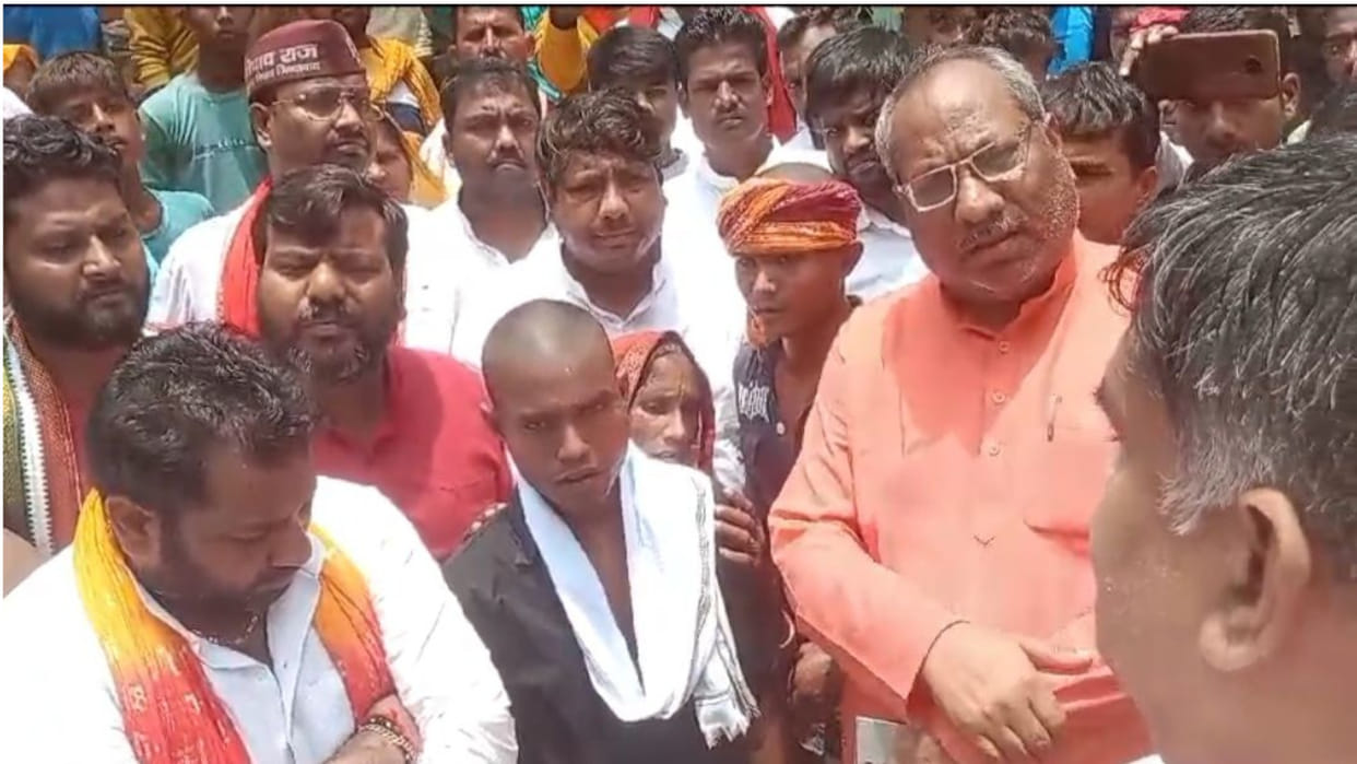 Cabinet Minister Sanjay Nishad reached the house of the victims of Vithalpur incident in Deoria and gave instr