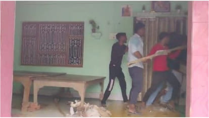 Cabinet Minister Sanjay Nishad reached the house of the victims of Vithalpur incident in Deoria and gave instr