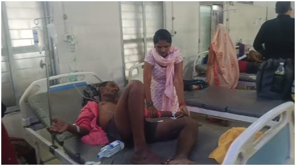 Tikamgarh News: More than a dozen people sick with vomiting and diarrhea in Minora village