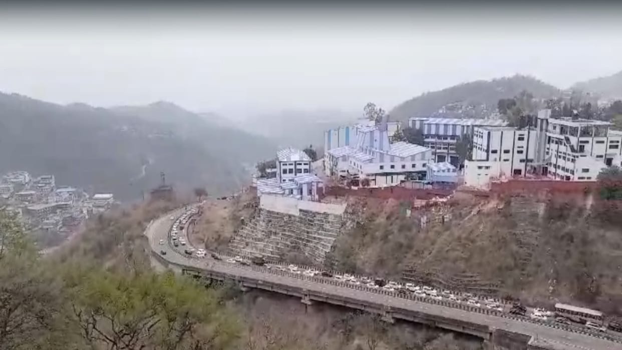 Tourists turned to the mountains to get relief from the heat, a two kilometer long jam occurred at Parwanoo ba