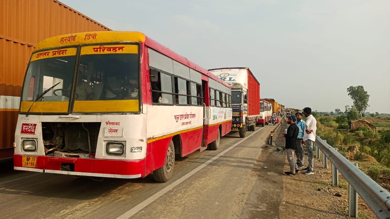 traffic jam on Bareilly-Farrukhabad highway due to repair work on Ramganga bridge