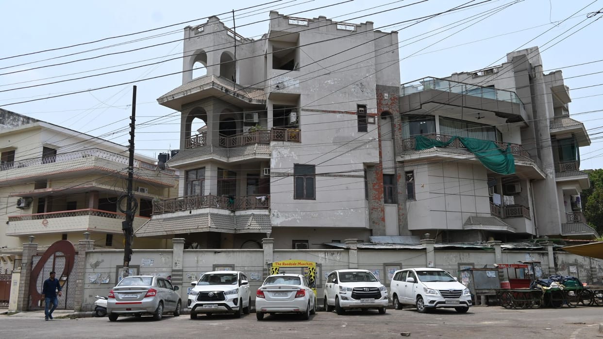 ED raids Jhunjhunwala house in varanasi records scrutinised till late night case related 1000 crore rupees