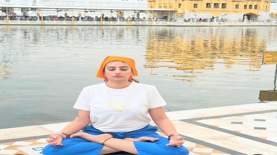 Devotee take photo in corridor and Golden Plaza of Shri Harmandir sahib SGPC orders