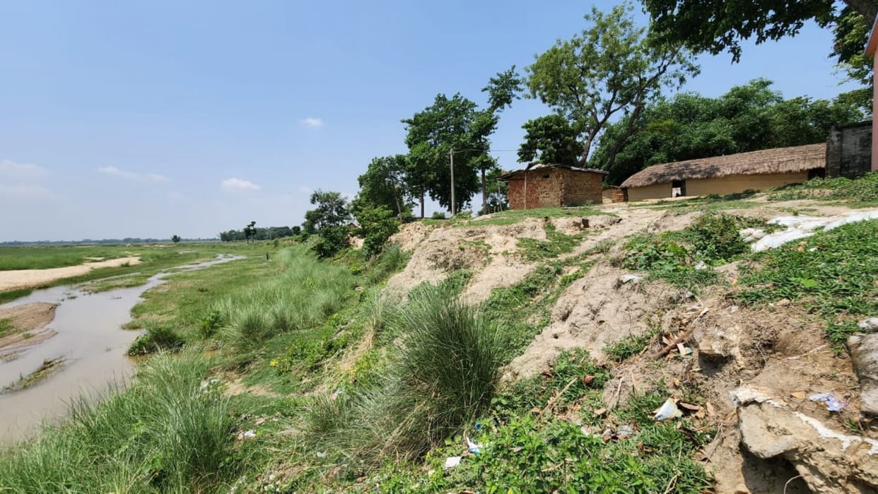 Bettiah: People of Gadiyani Bhangaha village fear erosion even before rains, village school cemetery in danger