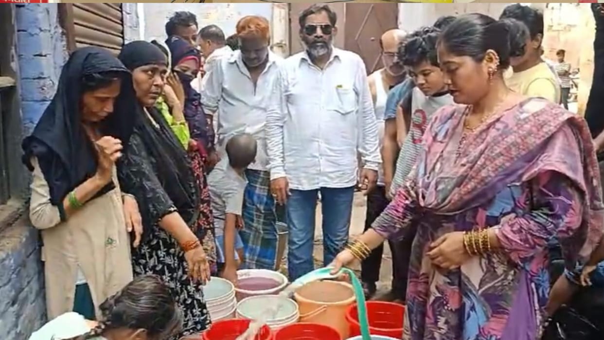People are worried due to water shortage in Minister Nandi's locality, Congressmen taunted the minister.