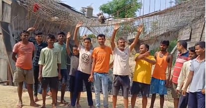 Bihar: Bridge under construction collapsed in East Champaran; casting of the bridge broke in Motihari; Protest