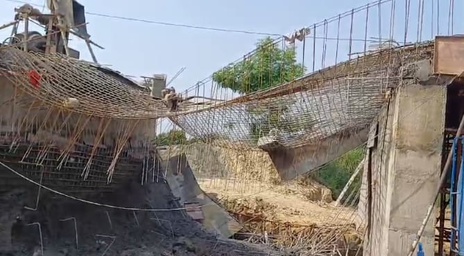 Bihar: Bridge under construction collapsed in East Champaran; casting of the bridge broke in Motihari; Protest
