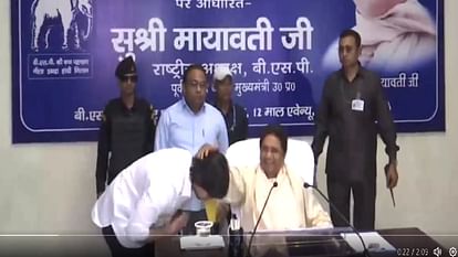 BSP chief Mayawati holds a meeting with party workers in Lucknow After Lok Sabha Elections
