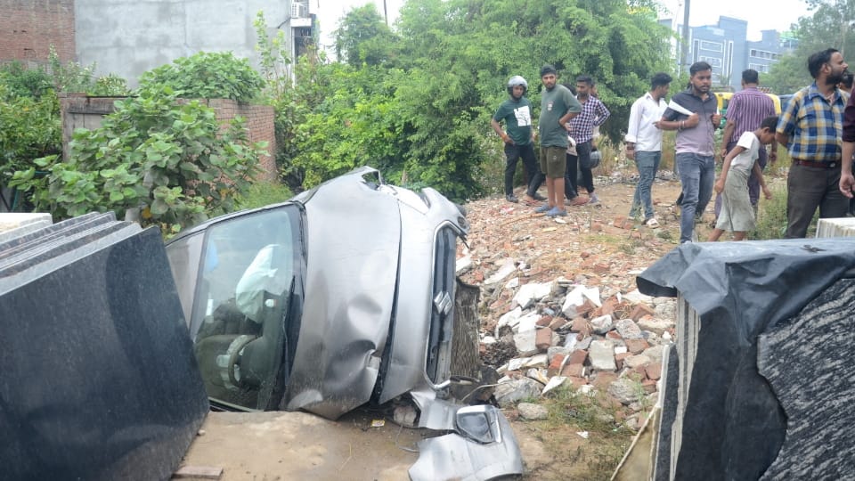 Bareilly Violence Photos: Firing for One Hour Stampede on Road Due to Firing People Hiding in Their Homes