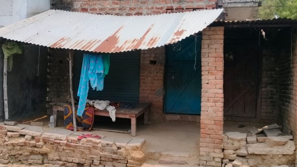 Married woman deadbody found hanging from fan in room murder accused