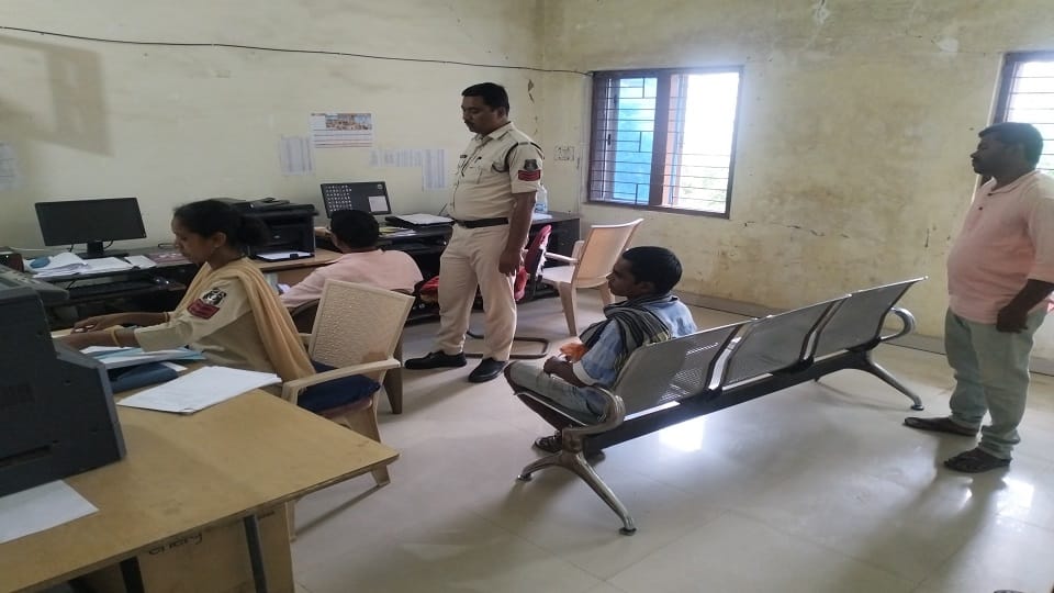 Husband asked wife for money to repair mobile committed suicide when he did not get the money in jashpur