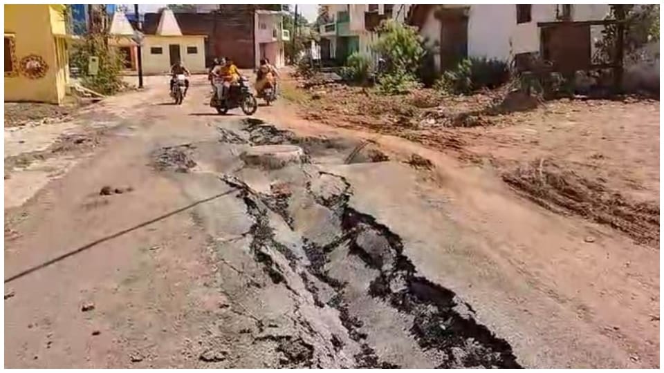 MP News: The road got divided into two parts in the first rain in Katni
