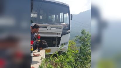 Rudraprayag: केदारनाथ से लौट रही यात्रियों से भरी बस हुई हादसे का शिकार, मची चीख पुकार Rudraprayag News Tourist Bus full of passengers returning from Kedarnath met with an accident