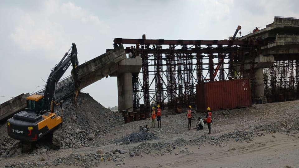 Kotdwar News slab of Malan bridge was lifted and shifted using a jack on the lines of Delhi Metro