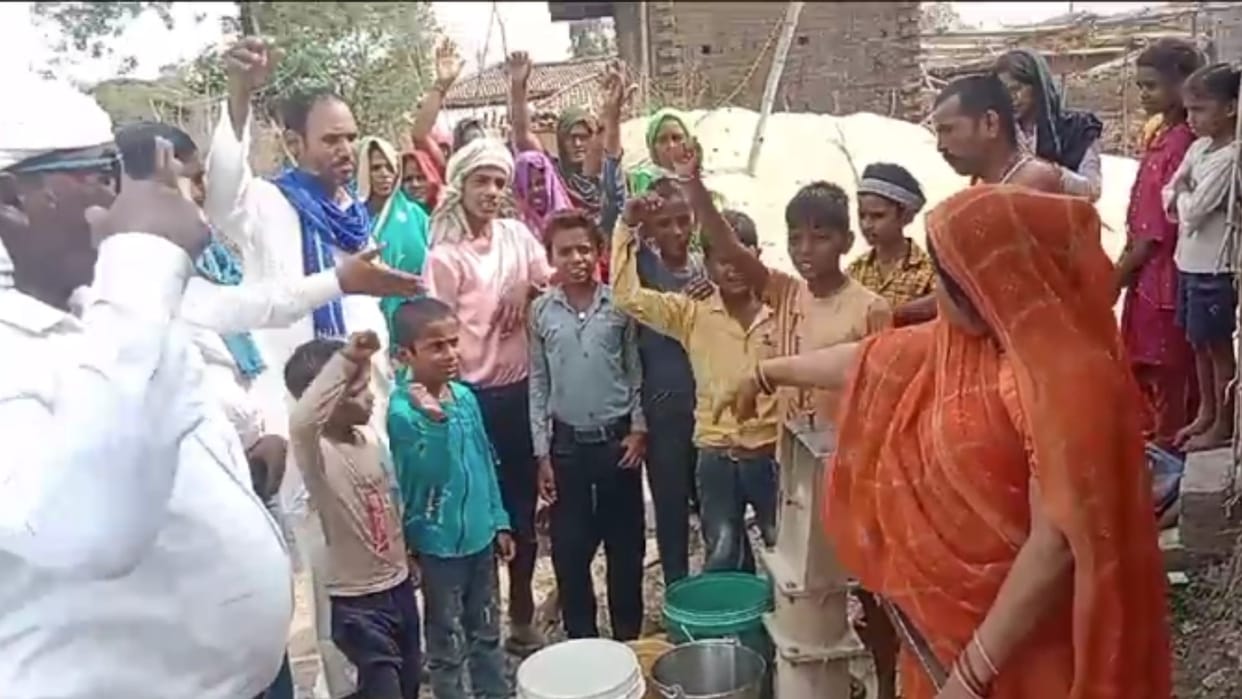 Villagers staged protest in Naugarh of Chandauli over the water crisis