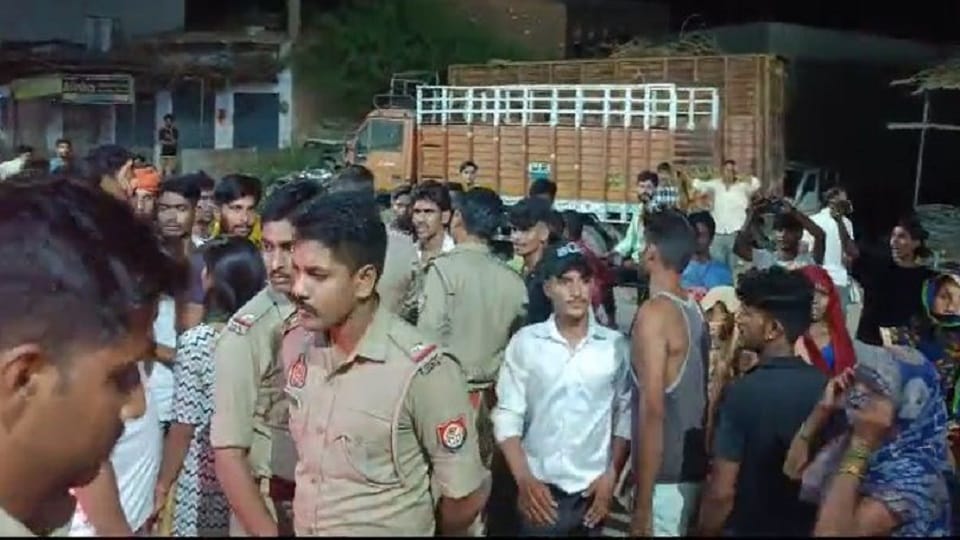 Dispute over liquor vend Young man cut his neck in middle of road
