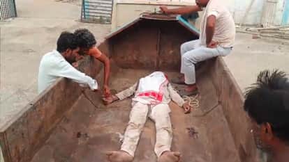 Shameful: In Rajgarh, the dead body was taken to the hospital by keeping it in a garbage vehicle.