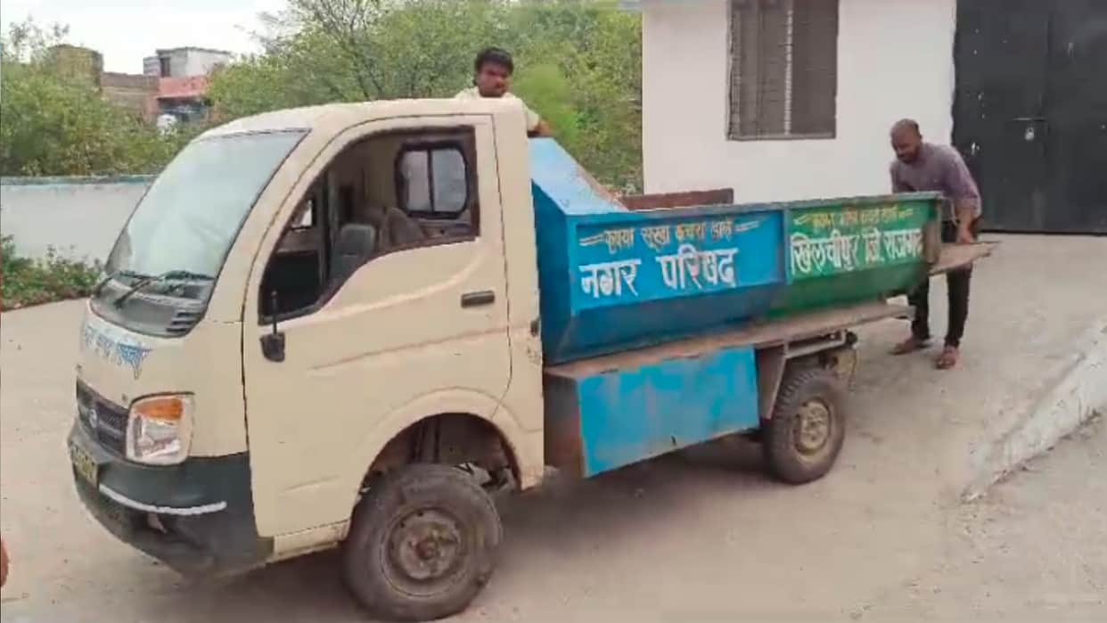 Shameful: In Rajgarh, the dead body was taken to the hospital by keeping it in a garbage vehicle.