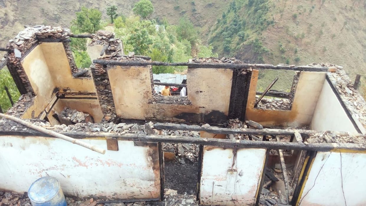Mandi News Fire broke out in a two-storey house and mansion in Shikawari