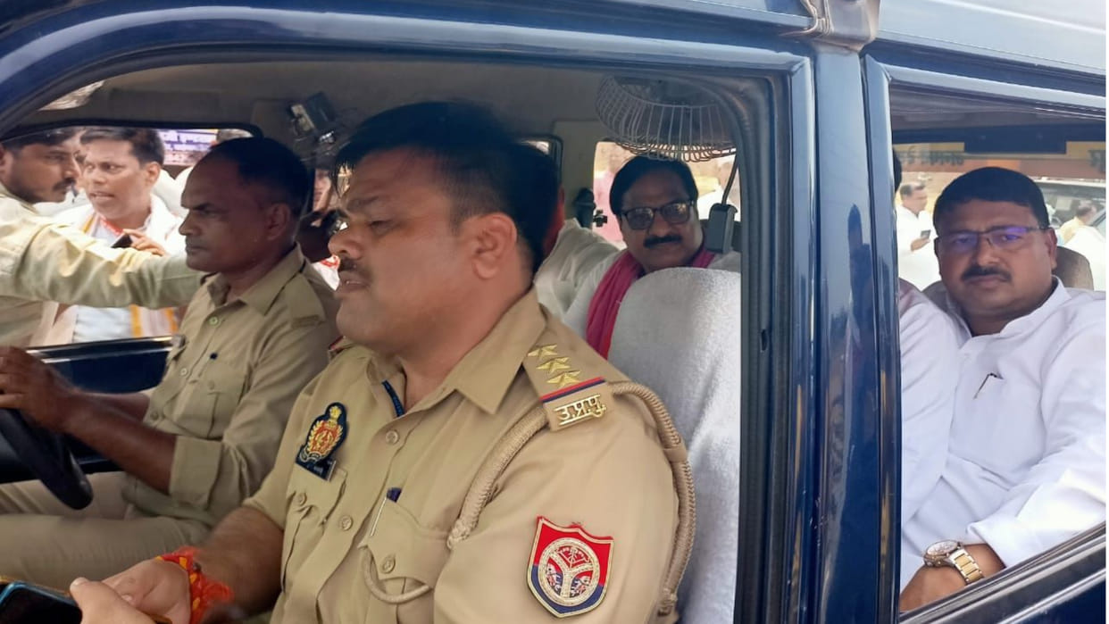 MP Rambhual Nishad was taken in custody, going to meet family of deceased Deepu Nishad, Vithalpur, Deoria