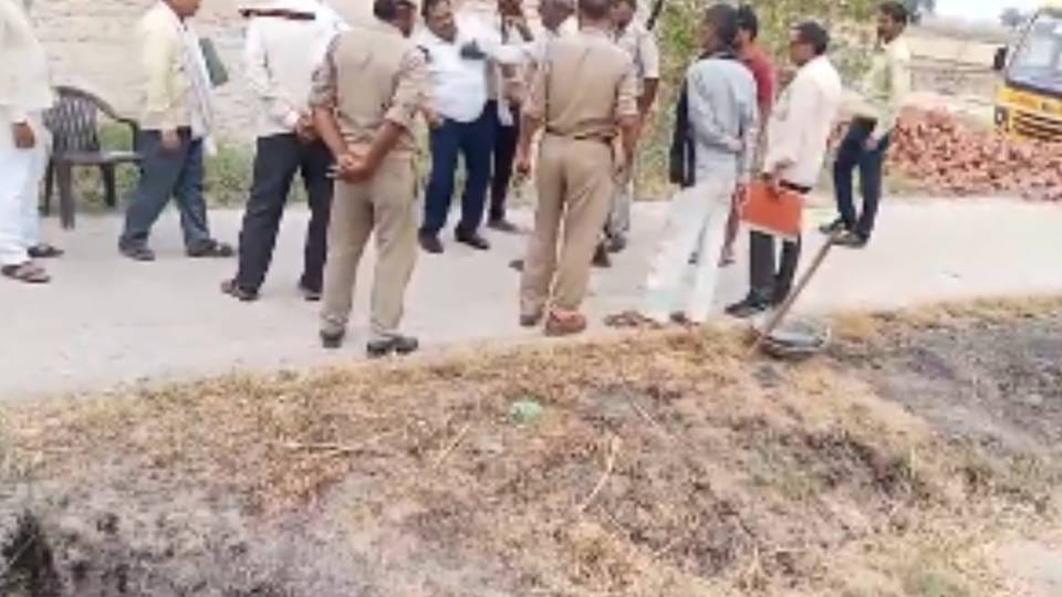 farmer slapped tehsildar who had gone to resolve land dispute In Firozabad